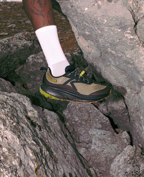 Men's Roam Trail Running Shoe | Black/Orange Peel